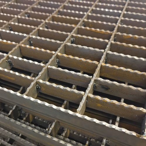 齒形平臺(tái)鋼格柵鋼格板的特性、應(yīng)用和可靠性