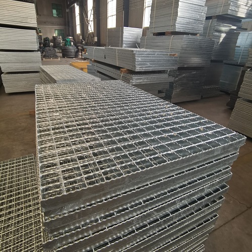 高空作業(yè)平臺專用鋼格板：安全承重設(shè)計全解析！