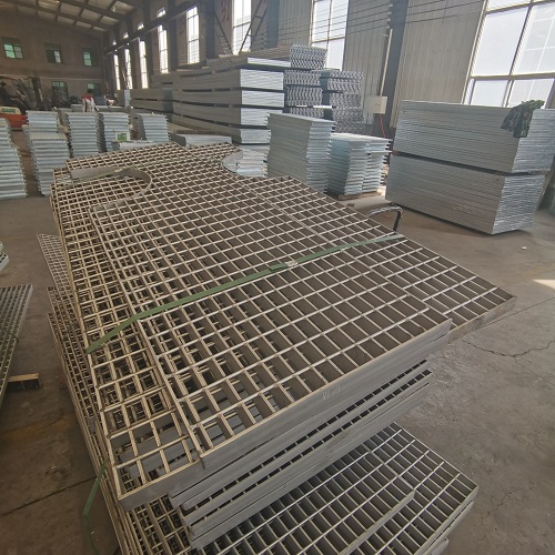 橋梁檢修通道鋼格板：如何兼顧輕量化與高強度？