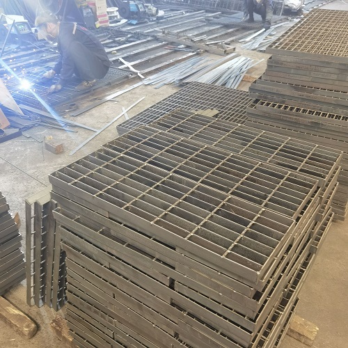 化工廠鋼格板選型指南：耐酸耐腐蝕材質(zhì)推薦！