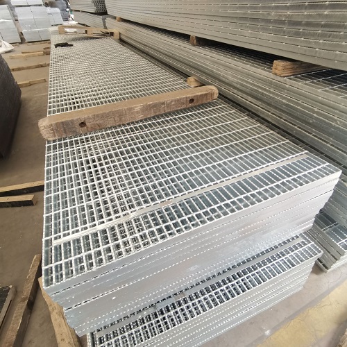 化工廠鋼格板選型指南：耐酸耐腐蝕材質(zhì)推薦！