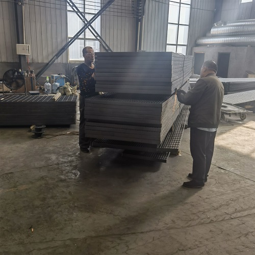 市政工程鋼格板選型：玻璃鋼格柵VS金屬格柵對(duì)比！